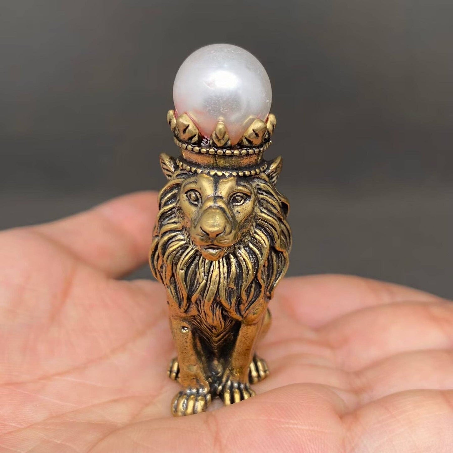 The Lion Wearing A Crown Crafts Brass Desktop Ornaments