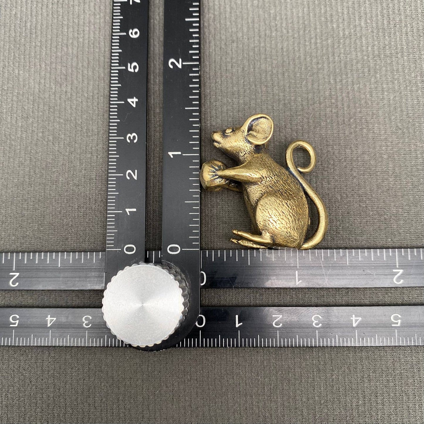 The mouse holding a peach Brass Crafts Desktop Ornaments