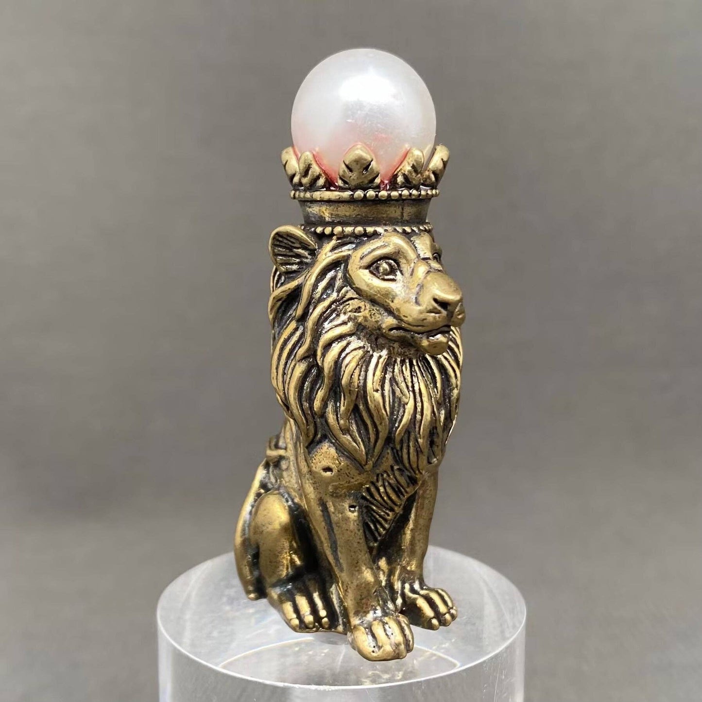 The Lion Wearing A Crown Crafts Brass Desktop Ornaments