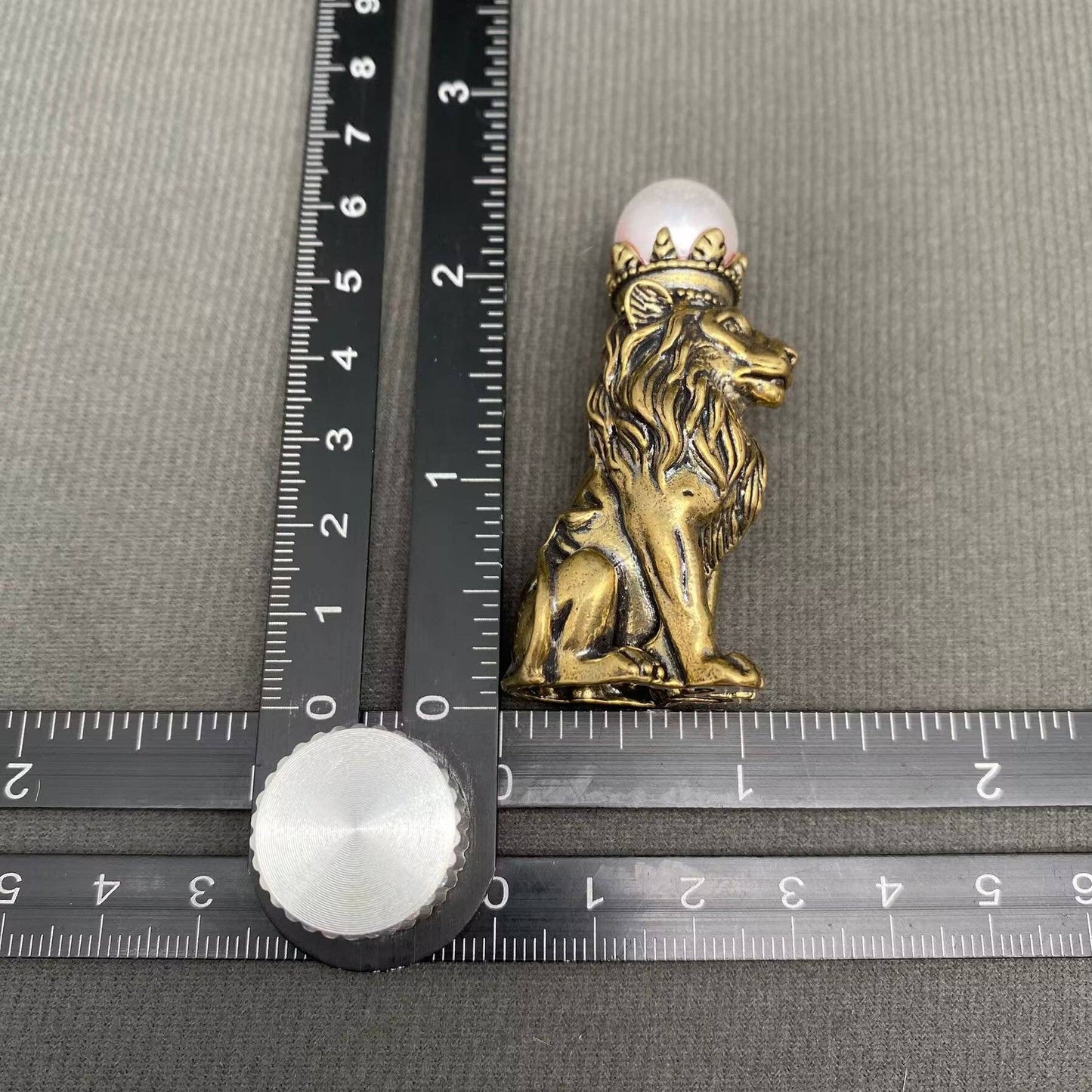 The Lion Wearing A Crown Crafts Brass Desktop Ornaments