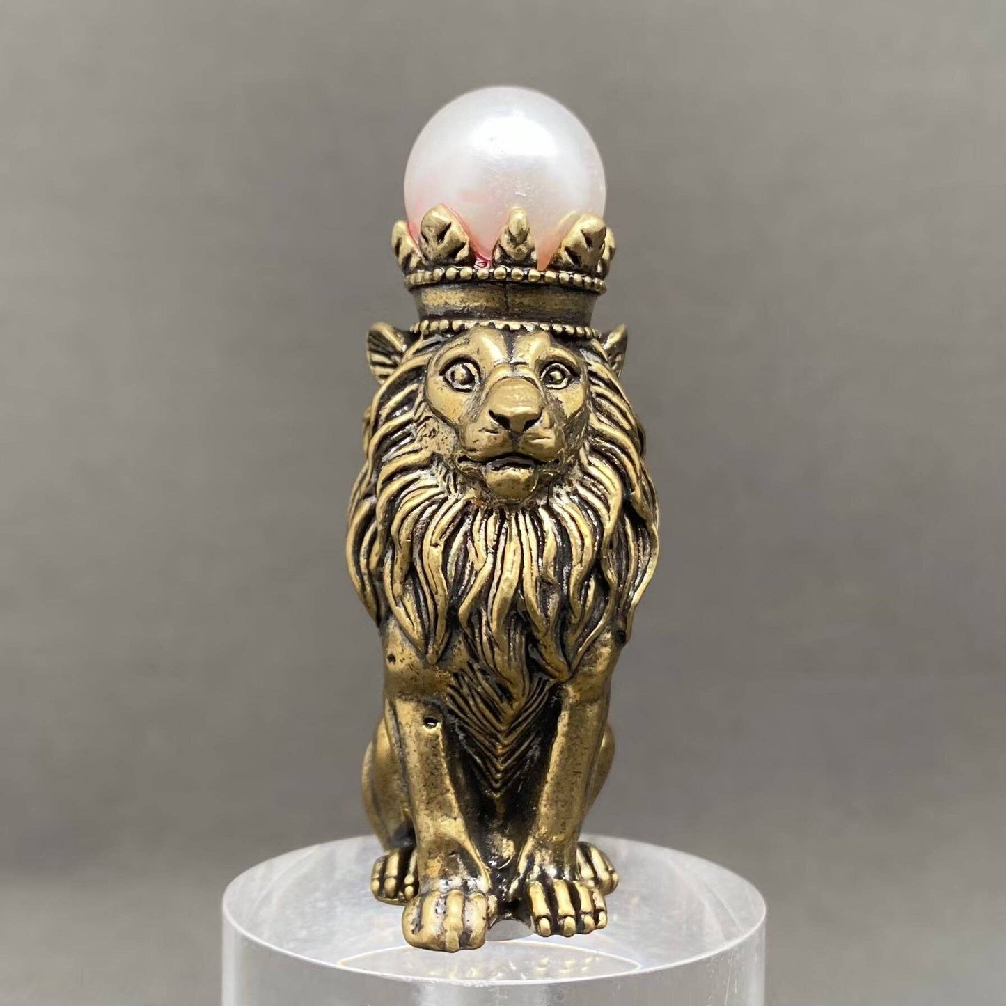 The Lion Wearing A Crown Crafts Brass Desktop Ornaments