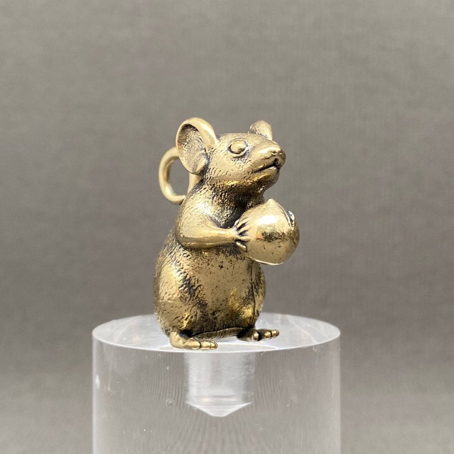 The mouse holding a peach Brass Crafts Desktop Ornaments