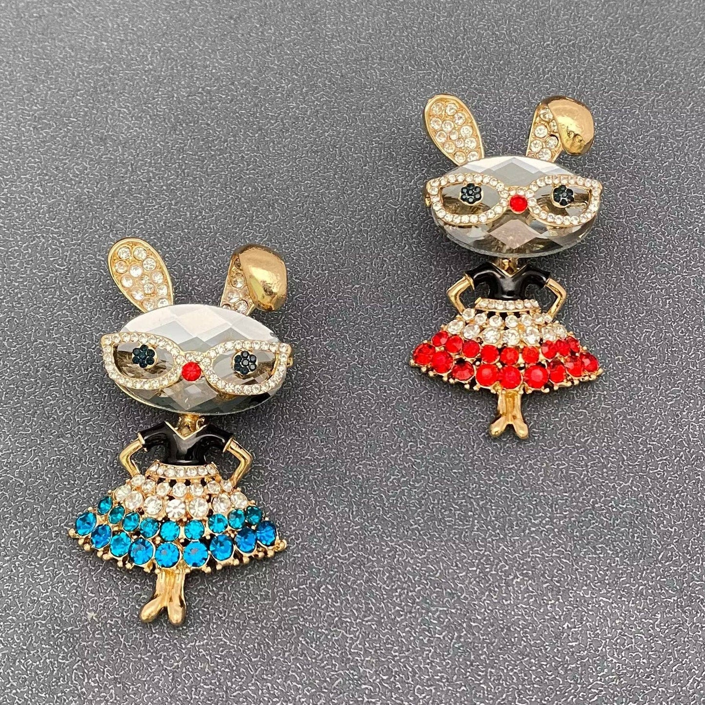 Creative Cartoon Rhinestone Rabbit Brooch: Blue