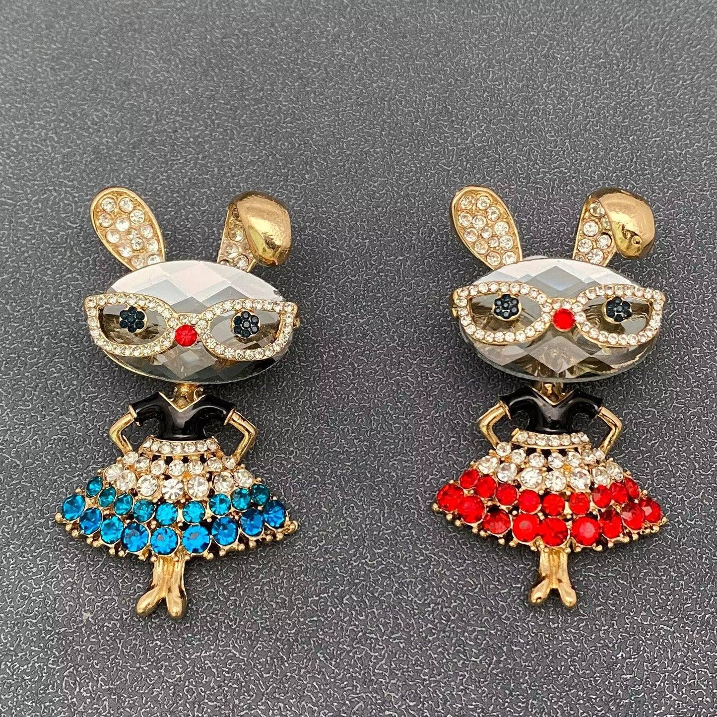 Creative Cartoon Rhinestone Rabbit Brooch: Blue