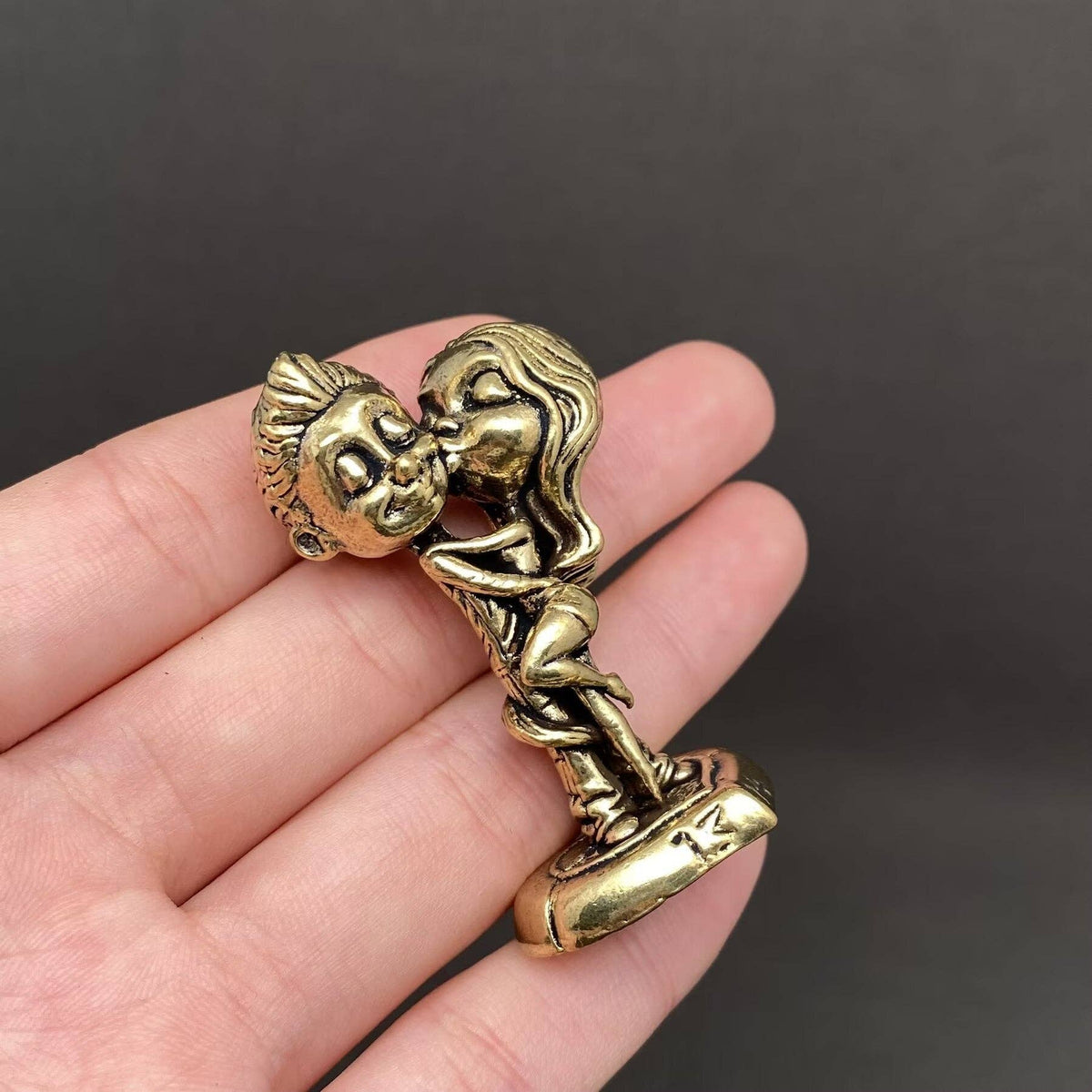 Cartoon Kissing Couple Brass Crafts Desktop Ornaments