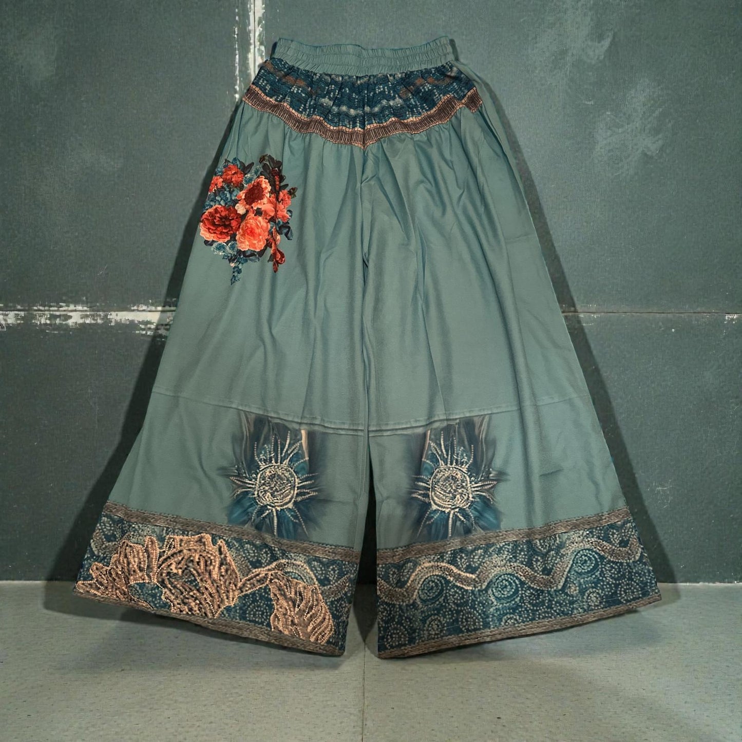 Resortwear Women's Wide Leg Pants with Floral Accents