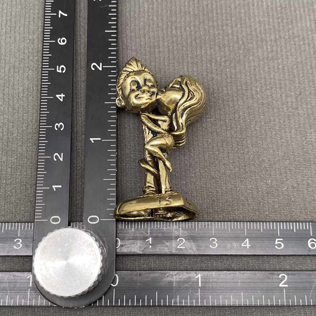 Cartoon Kissing Couple Brass Crafts Desktop Ornaments