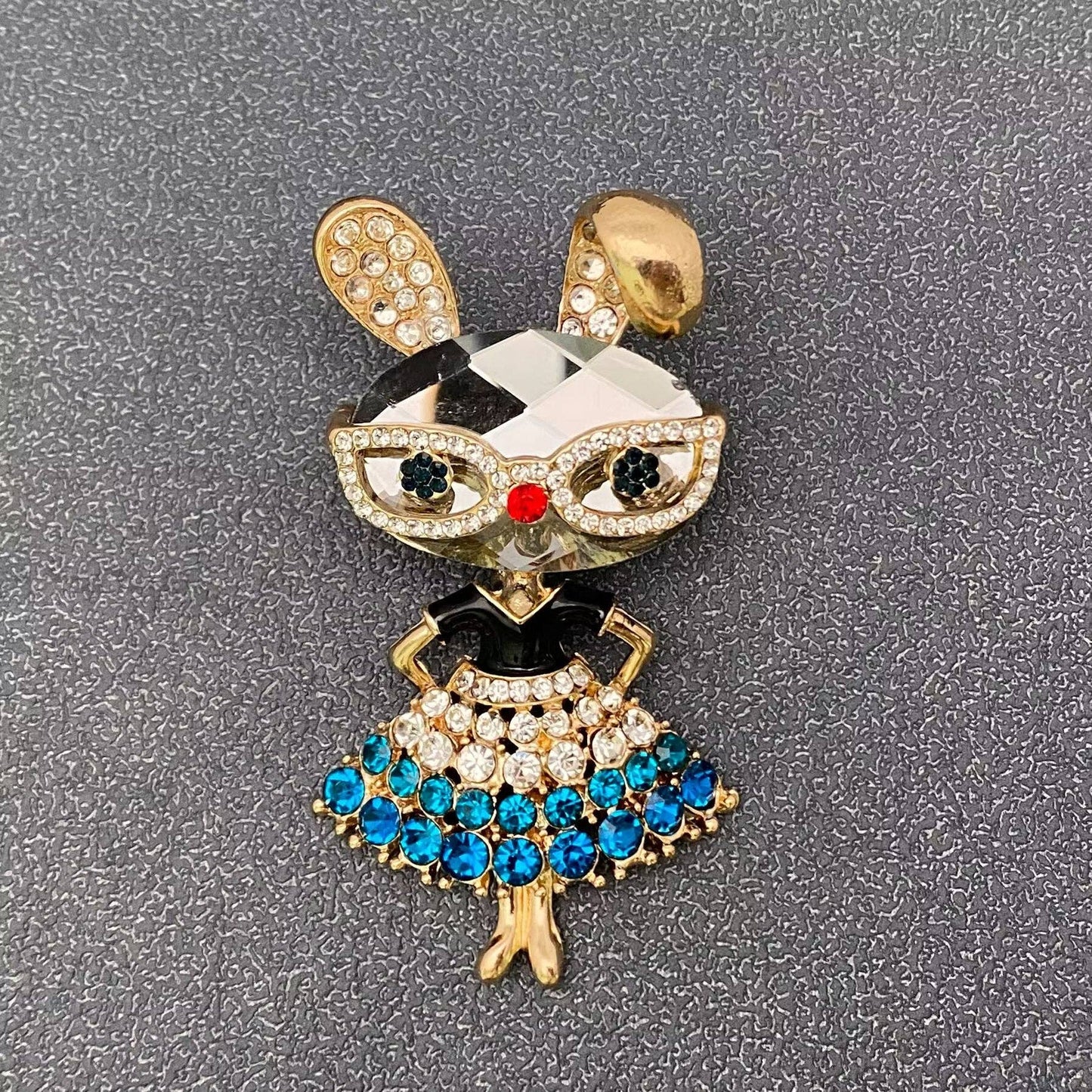 Creative Cartoon Rhinestone Rabbit Brooch: Red