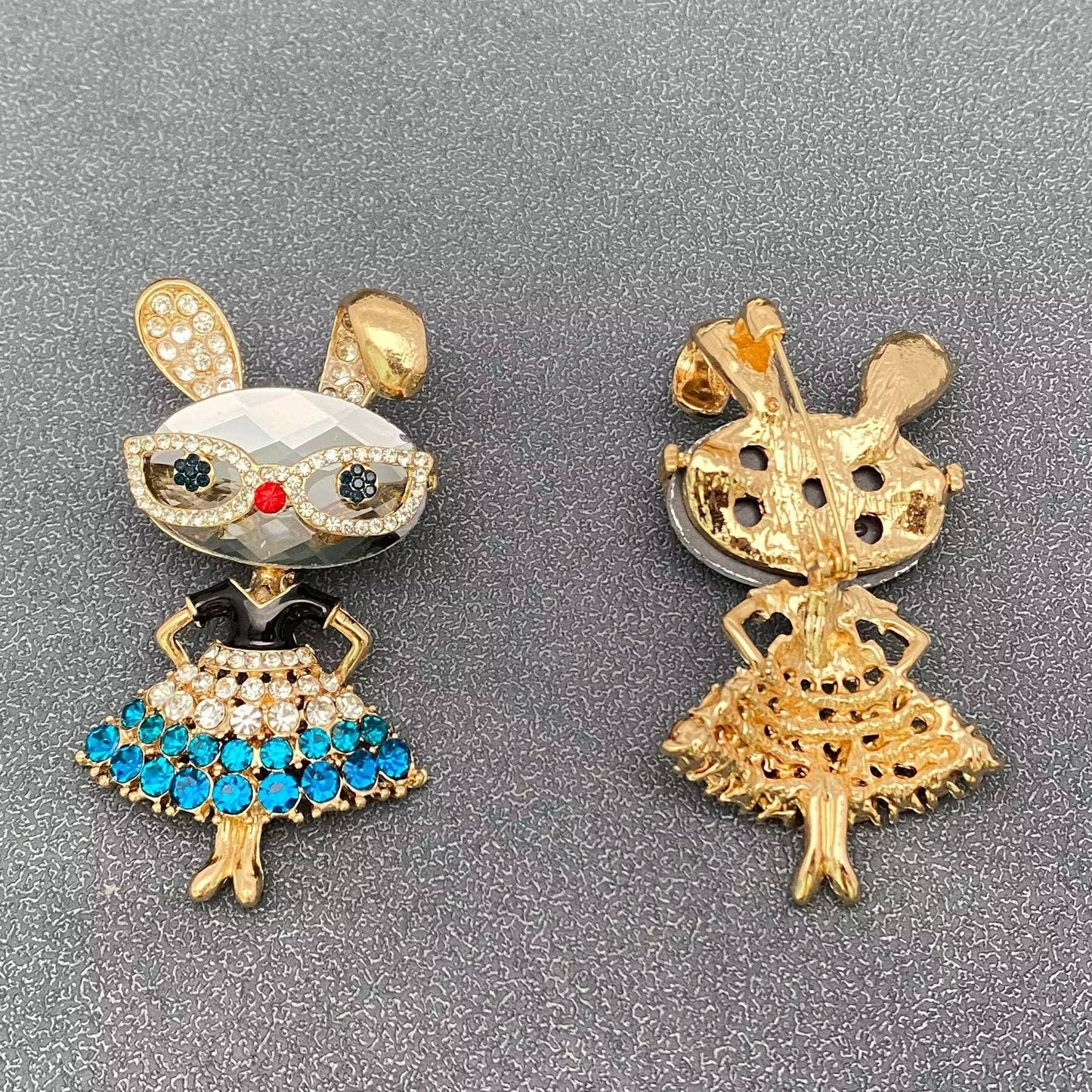 Creative Cartoon Rhinestone Rabbit Brooch: Blue