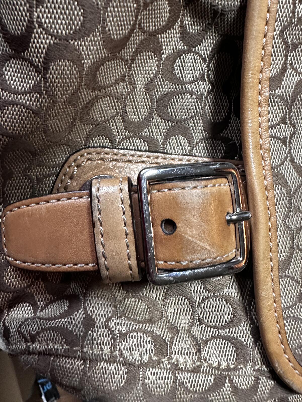 Coach F70203 Signature Canvas Messenger Crossbody Bag